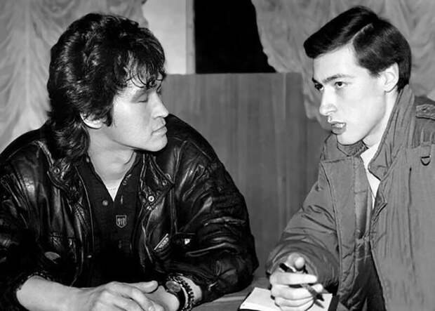 Дмитрий Гордон берёт интервью у Виктора Цоя для газеты «Вечерний Киев» перед концертом группы «Кино». Апрель, 1990 год