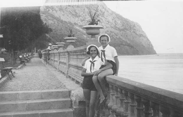 Девочки-пионерки на набережной Артека СССР, Крым, Гурзуф; 1937, апрель. Фотобумага, фотопечать; 8х12,5.jpg Девочки-пионерки на набережной Артека СССР, Крым, Гурзуф; 1937, апрель. Фотобумага, фотопечать; 8х12,5.jpg