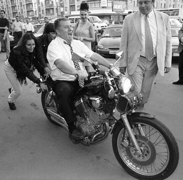 На мотоцикле по тротуару, Москва, 1997г 
