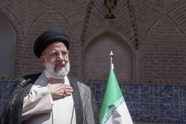 Премьер Ирака распорядился оказать помощь в поисках вертолета президента Ирана