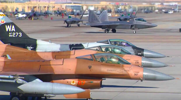 F-22 Raptor (на заднем плане) и F-16 Fighting Falcon "Агрессоров" (на переднем)