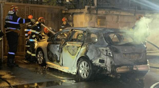 В посольство России в Бухаресте врезался и загорелся автомобиль