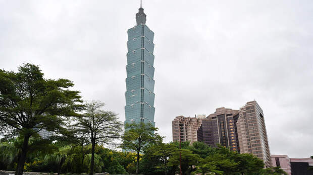 Скалолаз покорил без страховки небоскреб высотой 500 м на Тайване