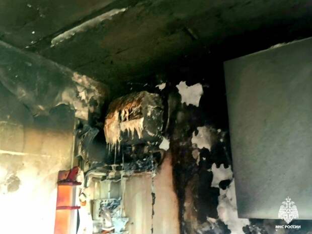 Водонагреватель загорелся в пустой квартире в Смоленской области