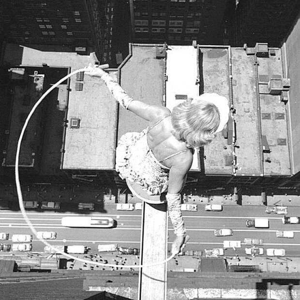 Прыжки со скакалкой на небольшой платформе над улицами центра города Чикаго, штат Иллинойс - минимум 20 этажей, 13 июля 1955 года. Фото John Dominis - The LIFE Picture Collection Весь Мир в объективе, ретро, фотографии