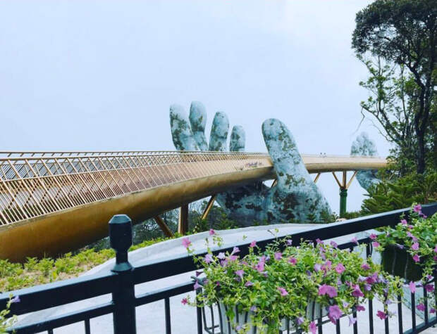 Во Вьетнаме открыли мост, который возносят к небу две гигантские руки