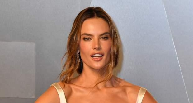 Модель Алессандра Амбросио снялась в топе и юбке с разрезом до бедра