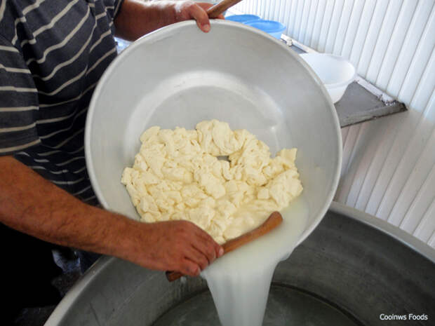 Заливаем их горячей волой