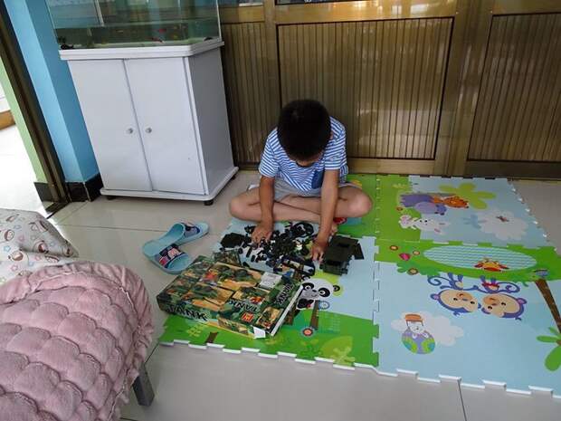 В китайском доме, где в месяц на семью тратят $2235, любимая игрушка — это модель танка в мире, дети, игрушка, люди, страны
