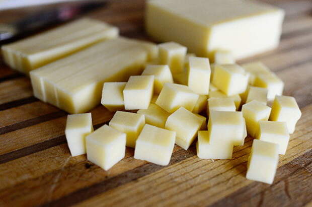 Нарезать квадратиками. Сыр кубиками. Сырные кубики. Сыр кубиками нарезка. Сыр квадратиками.