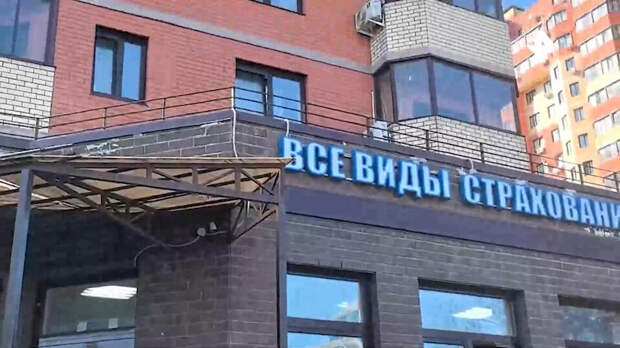 Прохожие чудом заметили малыша на козырьке дома в Подмосковье