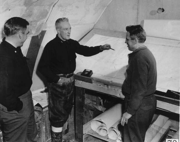 Ричард Бёрд (в центре) на антарктической станции Little America IV.