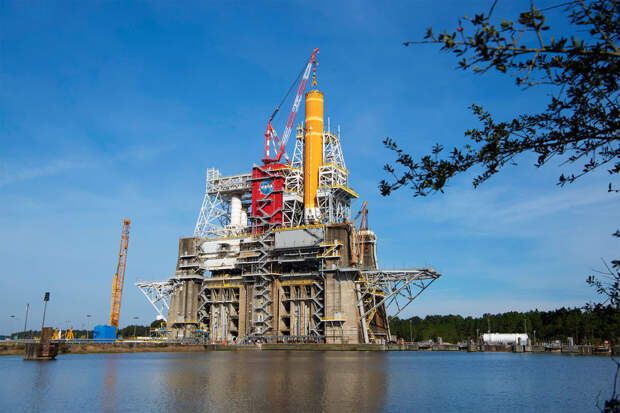 Основная ступень американской ракеты-носителя SLS в космическом центре имени Джона Стенниса, штат Миссисипи