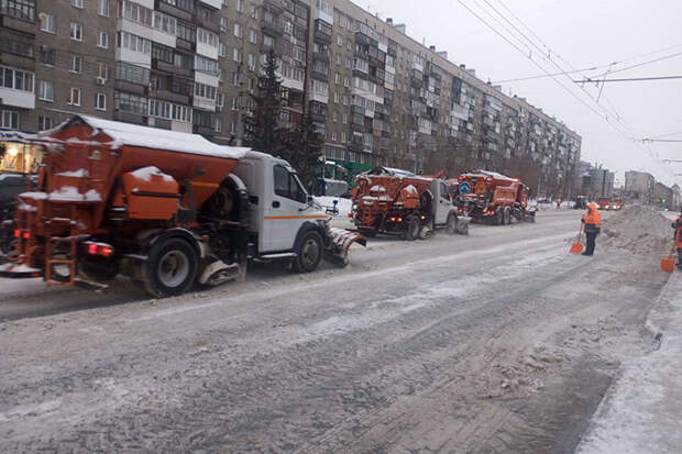 Зима рекордов: перед началом рабочих будней в Новосибирске усилили уборку снега