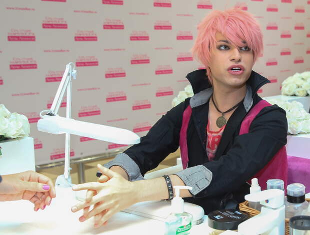 Известный шоумен остался без волос и с волдырями после посещения салона в центре Москвы