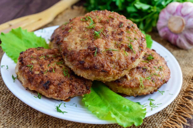 Необыкновенно вкусные котлетки из говядины с сыром, базиликом и каперсами. \ Фото: edinstvennaya.ua.