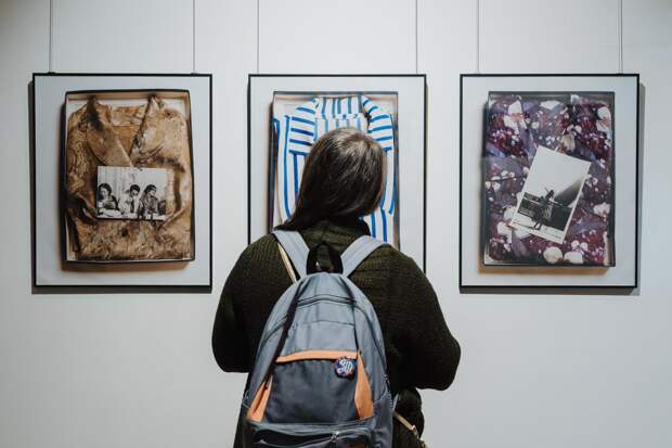 В Ельцин Центре открылась трогательная выставка «Узелки моей жизни» о повседневных чувствах