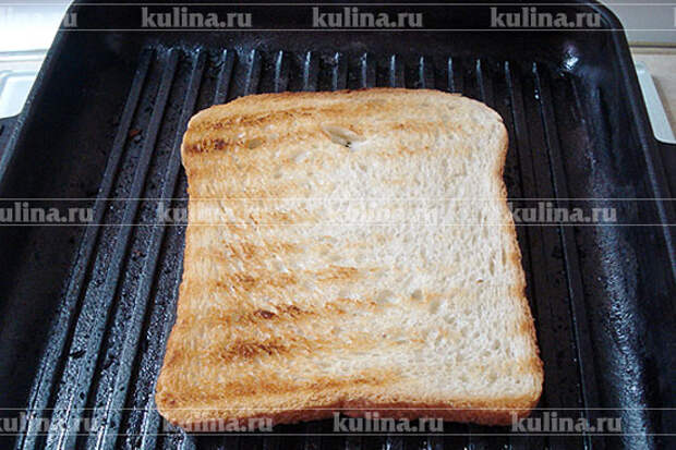 Подсушить на сковороде или в духовке тостовый хлеб.