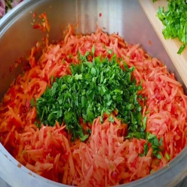 Салат «Спасение хозяйки» без стерилизации. Готовим пикантную закуску с морковью и перцем