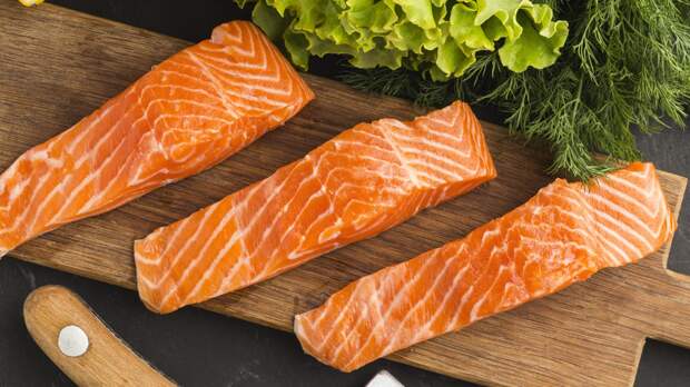 Шеф-повар назвал копчёную рыбу «самой интересной» начинкой для блинов