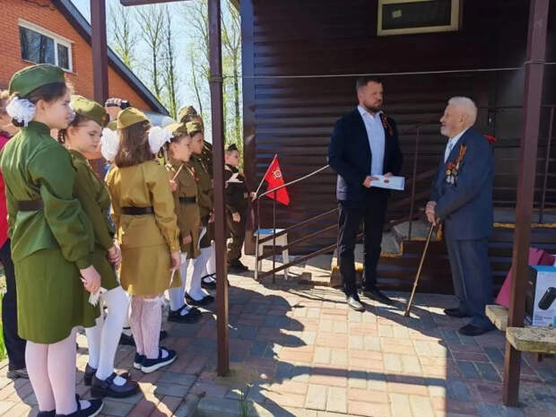 В Туле прошли парады у домов фронтовиков в рамках акции "Бессмертный полк"