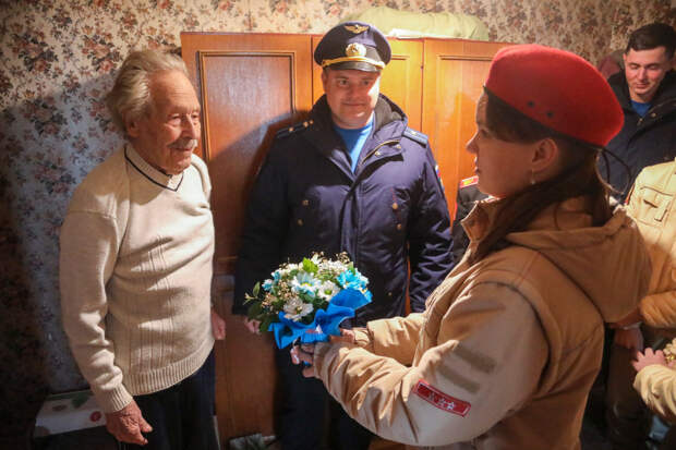 Военнослужащие ВТА поздравили ветеранов Великой Отечественной войны с Днем Победы