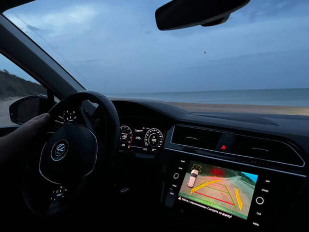 Жена смеялась, пока не увидела результат: одна вещица из ее косметички навела в машине порядок, о котором на мойке только мечтают