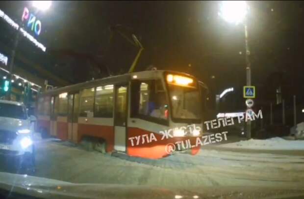 Момент схода с рельсов трамвая в Туле возле ТРЦ "РИО" попал на видео