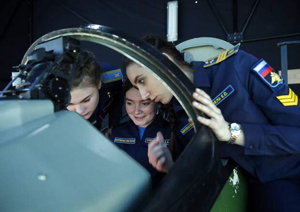 Окончив обучение, девушки будут управлять истребителями, штурмовиками и самолетами дальней авиации Валерий Матыцин/ТАСС