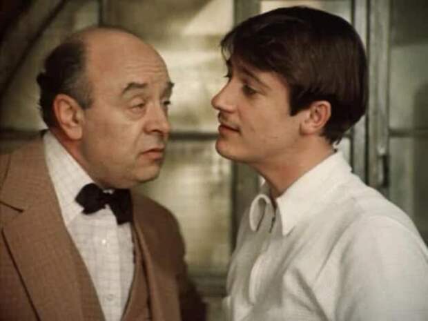 Леонид Броневой и Олег Меньшиков в фильме *Покровские ворота*, 1982 | Фото: fb.ru Леонид Броневой и Олег Меньшиков в фильме *Покровские ворота*, 1982 | Фото: fb.ru