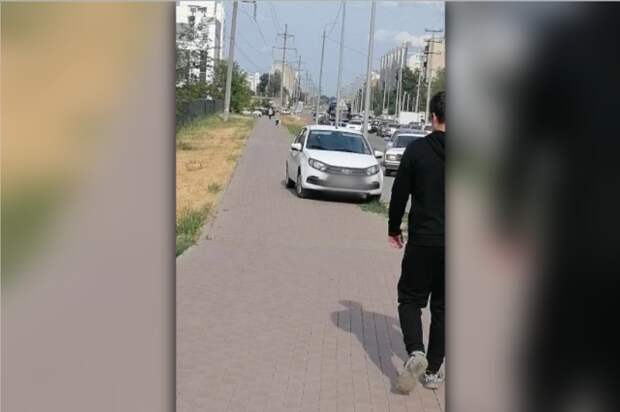 Астраханская полиция нашла и наказала любителя парковать свой автомобиль на тротуаре