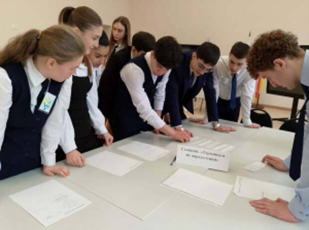 В Северной Осетии инспекторы отдела полиции №1 Владикавказа совместно с сотрудниками Центра социализации молодежи организовали для школьников тематическую квест - игру «Предупрежден – значит вооружен»