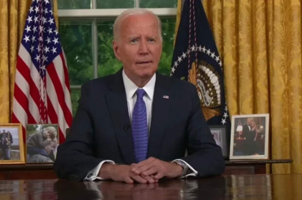 Байден пересел на коммерческие авиалинии