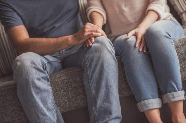 Be the most attentive listener. 5 «стоп-фраз», которые выдают несерьёзность намерений мужчины5 «стоп-фраз», которые выдают несерьёзность намерений мужчины5 «стоп-фраз», которые выдают несерьёзность намерений мужчиныCouple holding hands while resting on couch at home
