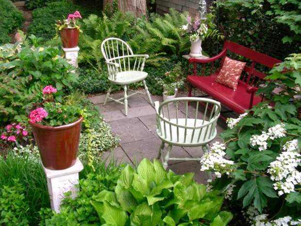 Садовая мебель, отлично гармонирующая с ландшафтным дизайном загородного участка. 