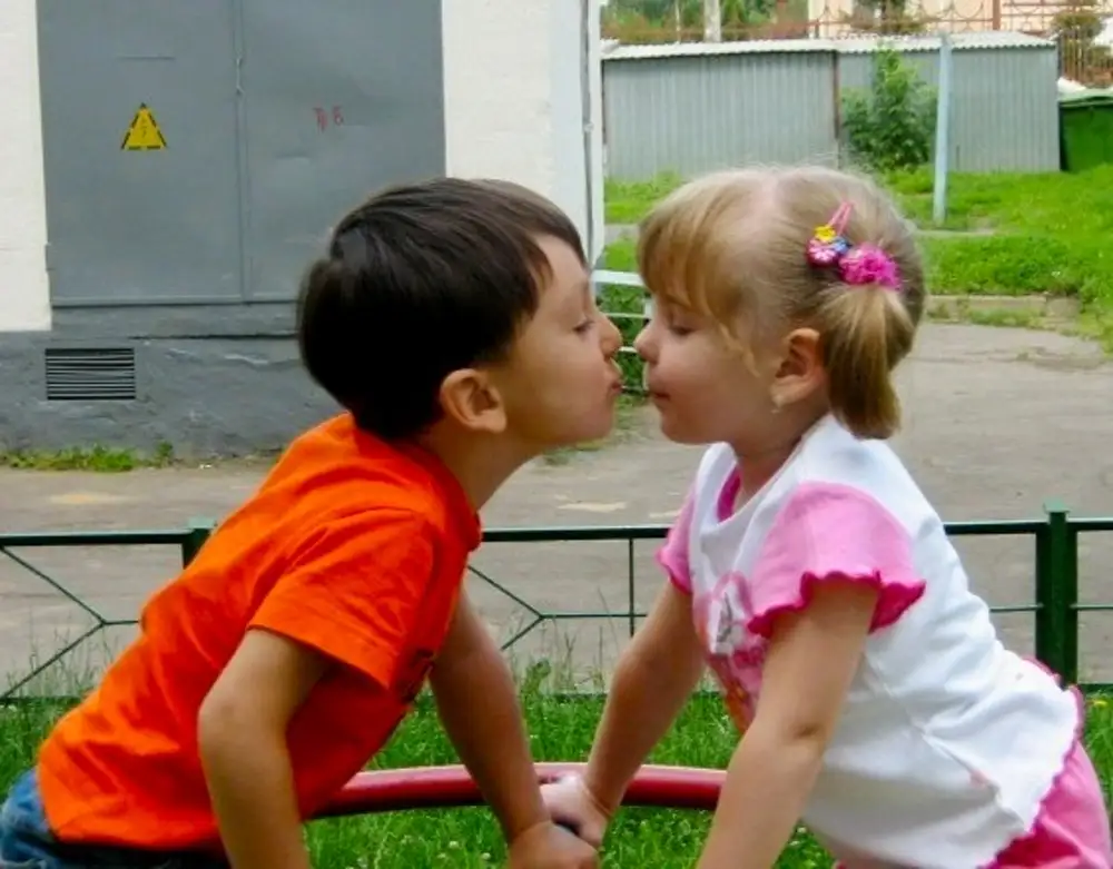 Видео мальчик сделал девочке. Детский поцелуй. Детский поцелуй в губы. Поцелуй девочек. Поцелуй детей в школе.