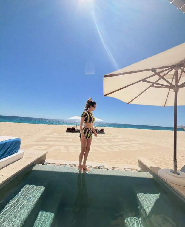 Звезда «Дневников вампира» Нина Добрев показала, как проводит время на отдыхе в Мексике: фото