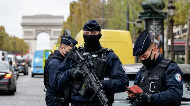 Actu17: в Париже полиция открыла стрельбу по машине с людьми, погибли два человека