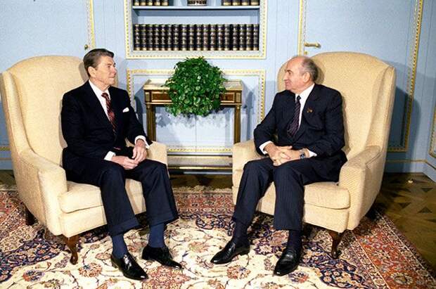 Михаил Горбачев и Рональд Рейган в Женеве.