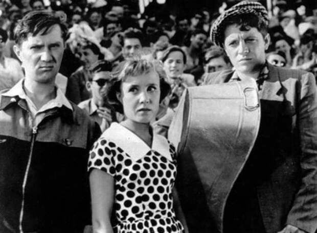 Кадр из фильма *Неподдающиеся*, 1959 | Фото: ygashae-zvezdu.livejournal.com Кадр из фильма *Неподдающиеся*, 1959 | Фото: ygashae-zvezdu.livejournal.com