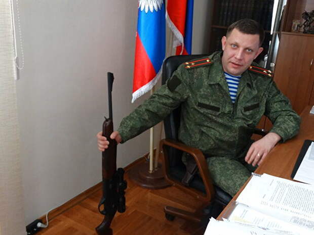 Глава Донецкой народной республики Александр Захарченко во время интервью журналистам Глава Донецкой народной республики Александр Захарченко во время интервью журналистам