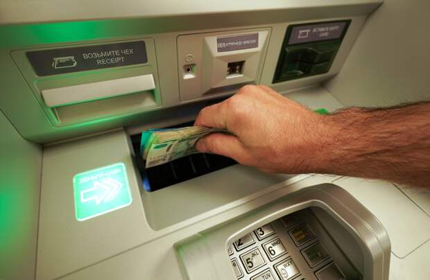 В России призвали установить лимит на бесплатное снятие наличие в банкоматах