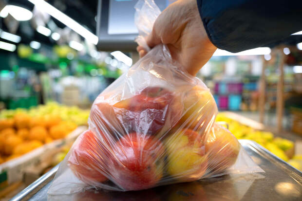 "Ценозавр": с начала года в России заметно подешевели яблоки и помидоры