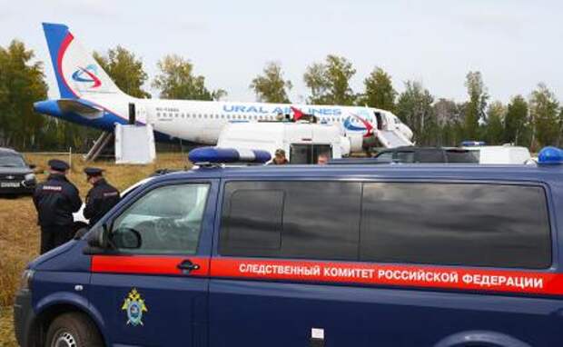 На фото: самолет "Уральских авиалиний", совершивший экстренную посадку на грунт в районе села Убинского из-за проблем с гидросистемой.