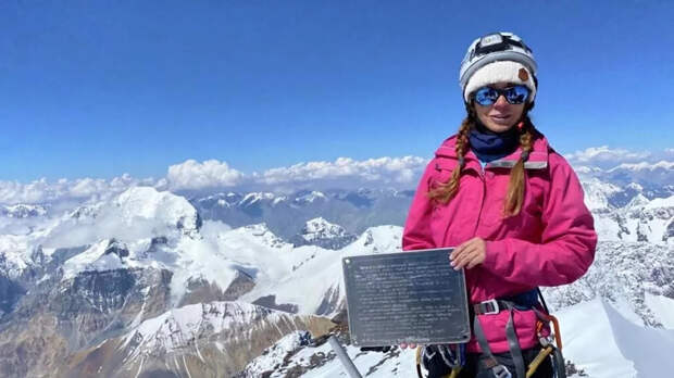 Власти Киргизии готовы выслать вертолет за застрявшей на пике Победы россиянкой