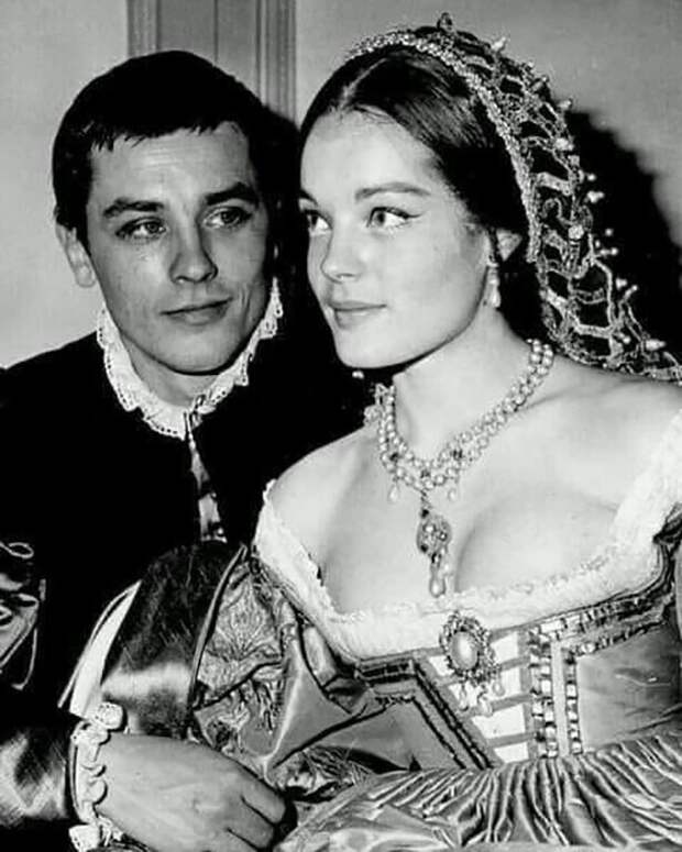 Ален Делон и Роми Шнайдер за кулисами театр де Пари, 1961 год
