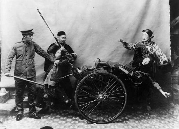 Постановочная сцена с участием китайского полицейского. Китай, 1900 год. военное, жандармы, исторические фото, милиция, полиция, факты