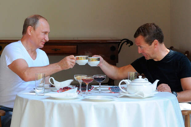 Медведев: Завтрак съешь сам. Обедом поделись с другом. А ужин отдай врагу. Хотя нет, тоже сами съедим
