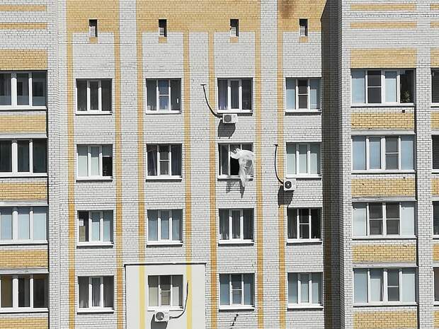 17-летняя девочка выпала с 10 этажа дома в Энгельсе и погибла