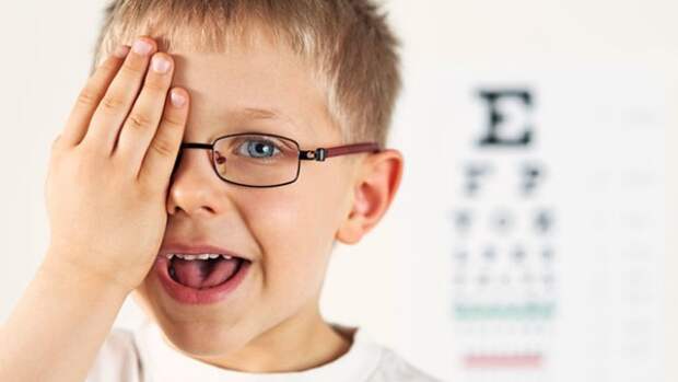 Важно контролировать остроту зрения ребенка и регулярно посещать окулиста